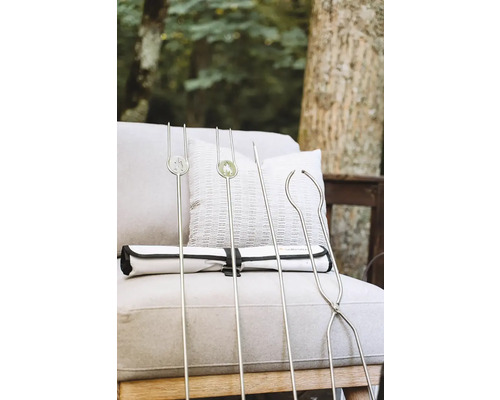 Súprava grilovacieho náradia s grilovacími vidličkami, grilovacími kliešťami a úložnou taškou na sedadle