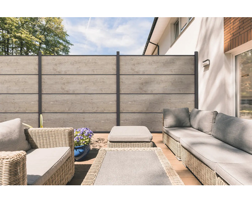 Terasa so zástenou pre súkromie, záhradným nábytkom a kvetináčom