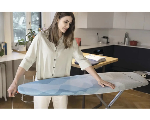 Žena umiestňuje poťah na žehliacu dosku