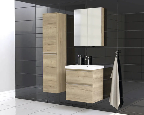 Kúpeľňa s umývadlom, zrkadlovou skrinkou a vysokou skriňou