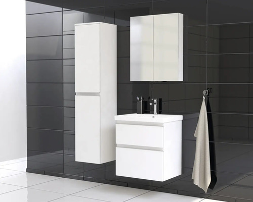 Moderná kúpeľňová súprava s umývadlovou skrinkou, závesnou skrinkou a zrkadlovou skrinkou na pozadí tmavých obkladov