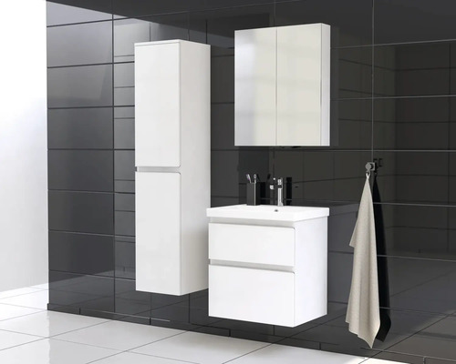 Kúpeľňa s umývadlovou skrinkou, zrkadlovou skrinkou a vysokou skrinkou