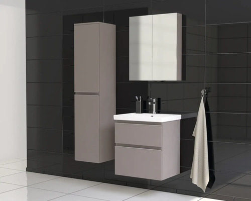 Kúpeľňa s umývadlom, zrkadlovou skrinkou a vysokou skrinkou pred tmavou stenou