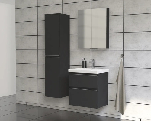 Kúpeľňa s umývadlovou skrinkou, zrkadlovou skrinkou a vysokou skrinkou