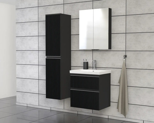 Kúpeľňa s umývadlom, zrkadlovou skrinkou a vysokou skriňou