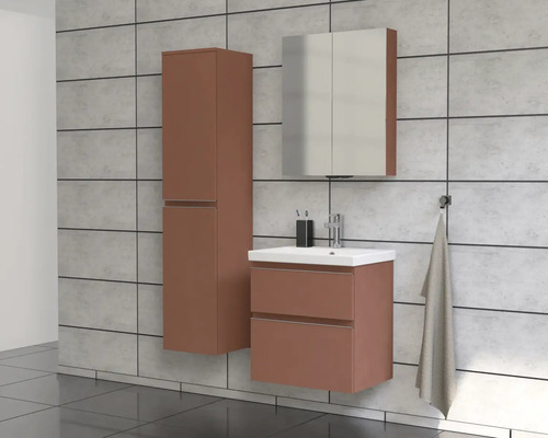 Kúpeľňa s umývadlom, zrkadlovou skrinkou a vysokou skriňou