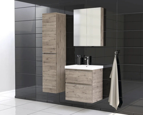 Kúpeľňa s umývadlom, zrkadlovou skrinkou a vysokou skriňou vo vzhľade dreva