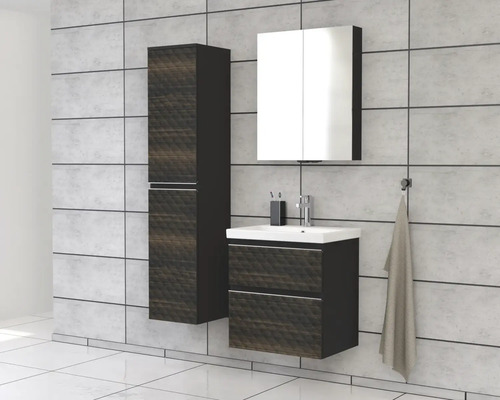 Kúpeľňa s umývadlovou skrinkou, zrkadlovou skrinkou a vysokou skriňou