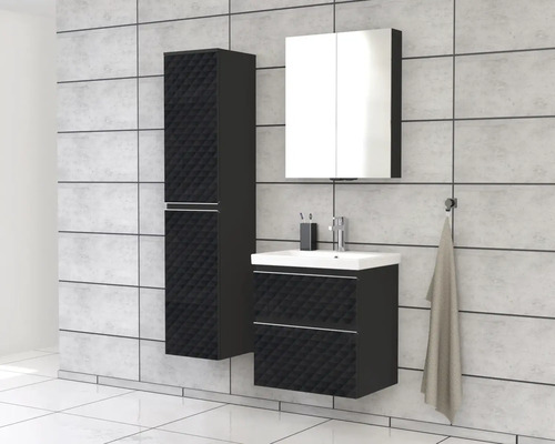 Kúpeľňa s umývadlom, zrkadlovou skrinkou a vysokou skrinkou