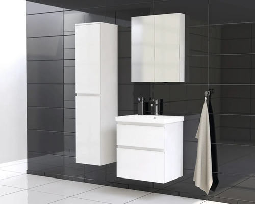 Kúpeľňa s umývadlovou skrinkou, zrkadlovou skrinkou a vysokou skrinkou