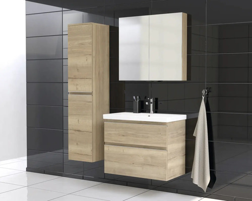 Kúpeľňa s umývadlovou skrinkou, zrkadlovou skrinkou a vysokou skrinkou