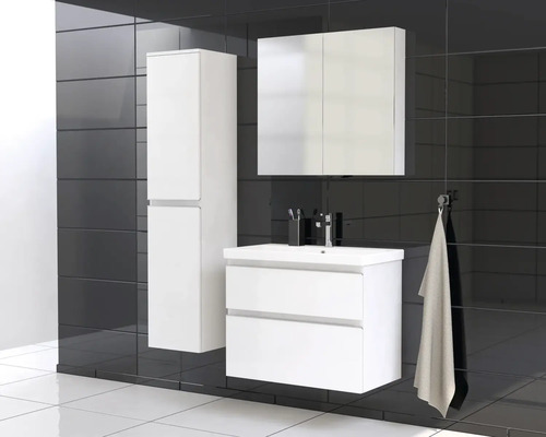 Kúpeľňa s umývadlom, zrkadlovou skrinkou a vysokou skrinkou v jednoduchom dizajne