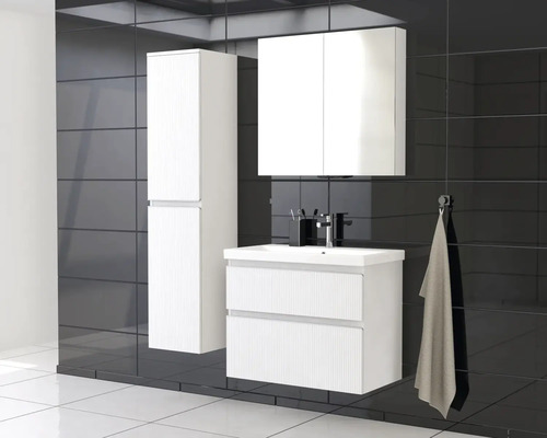 Moderná kúpeľňa s umývadlovou skrinkou, zrkadlovou skrinkou a vysokou skrinkou