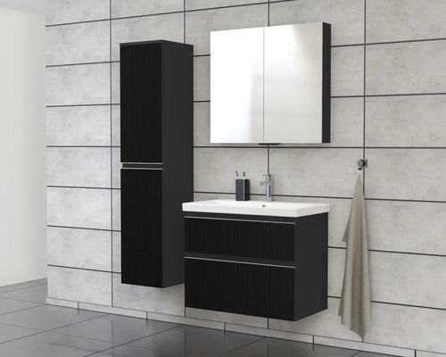 Kúpeľňa s umývadlom, zrkadlovou skrinkou a vysokou skriňou