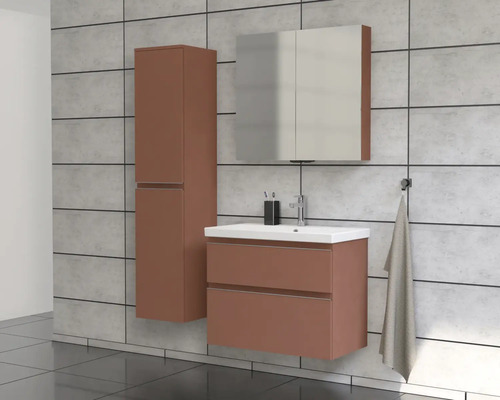 Kúpeľňa s umývadlom, zrkadlovou skrinkou a vysokou skrinkou