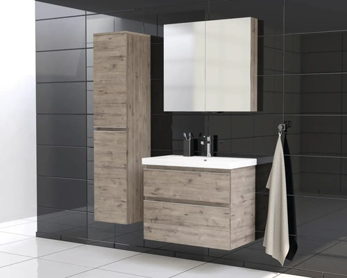 Kúpeľňa s umývadlom, zrkadlovou skrinkou a vysokou skriňou v drevenom prevedení