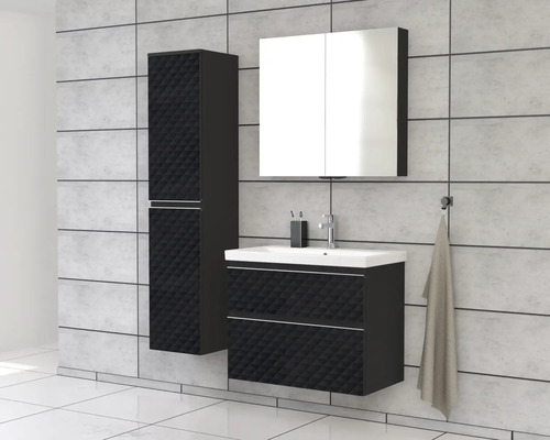 Kúpeľňa s umývadlovou skrinkou, zrkadlovou skrinkou a vysokou skrinkou s rebrovaným vzorom