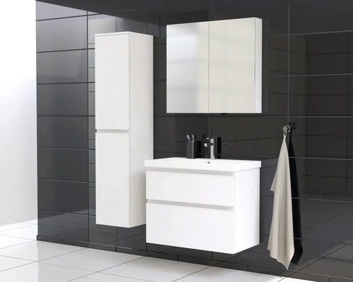 Kúpeľňa s umývadlovou skrinkou, zrkadlovou skrinkou a vysokou skrinkou