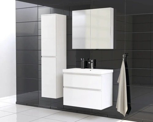 Kúpeľňa s umývadlovou skrinkou, zrkadlovou skrinkou a vysokou skrinkou na pozadí čiernych dlaždíc