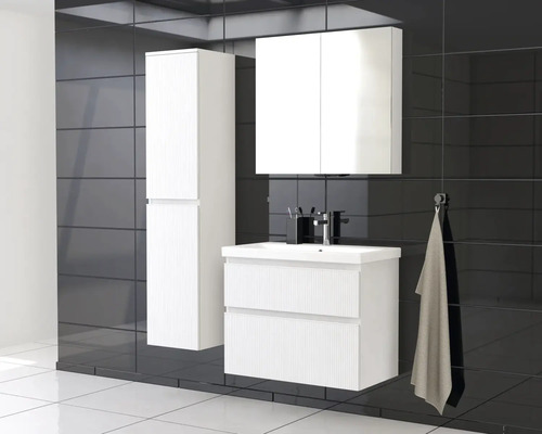 Pohľad na kúpeľňu s umývadlovou skrinkou, zrkadlovou skrinkou a vysokou skrinkou na pozadí tmavých dlaždíc.