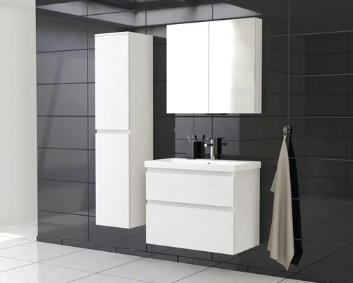 Kúpeľňa s umývadlovou skrinkou, zrkadlovou skrinkou a vysokou skrinkou