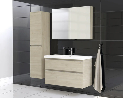 Kúpeľňa s umývadlovou skrinkou, zrkadlovou skrinkou a vysokou skrinkou