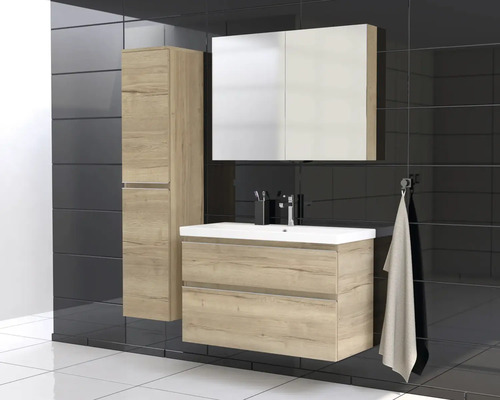 Kúpeľňa s umývadlovou skrinkou, zrkadlovou skrinkou a vysokou skrinkou