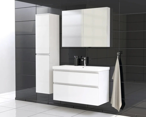 Kúpeľňa s umývadlovou skrinkou, zrkadlovou skrinkou a vysokou skrinkou