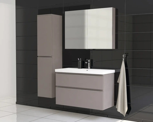 Kúpeľňový set s umývadlovou skrinkou, zrkadlovou skrinkou a vysokou skrinkou pred obloženou stenou