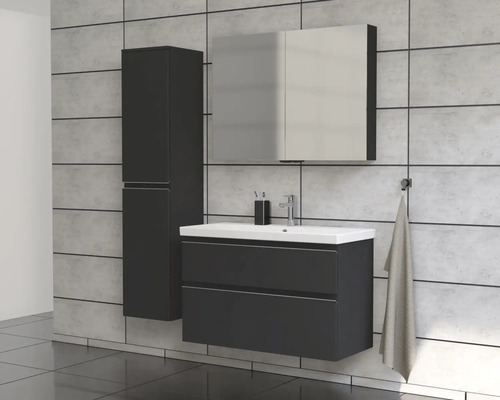 Moderná kúpeľňa s umývadlom, zrkadlovou skrinkou a vysokou skrinkou