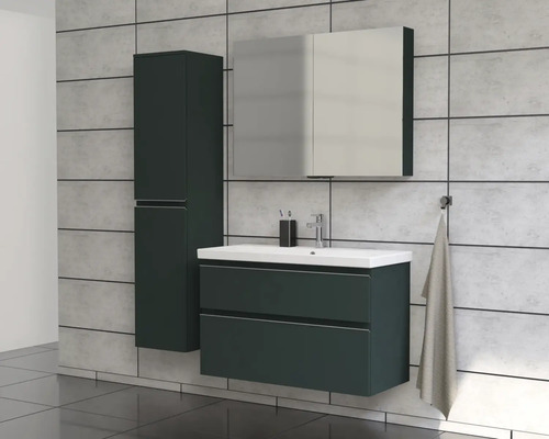 Kúpeľňa s umývadlom, zrkadlovou skrinkou a vysokou skrinkou