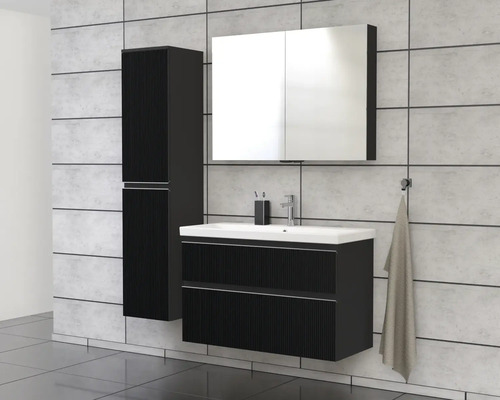 Kúpeľňa s umývadlovou skrinkou, zrkadlovou skrinkou a vysokou skrinkou