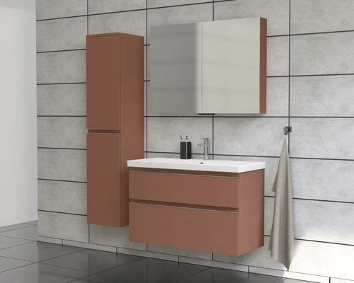 Kúpeľňa s umývadlom, zrkadlovou skrinkou a vysokou skriňou na stene