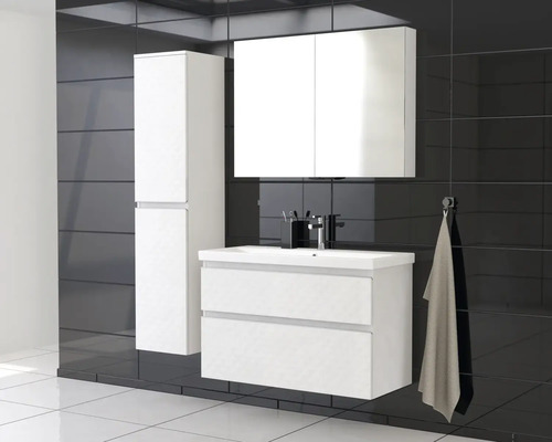 Moderná kúpeľňa s bielou skrinkou pod umývadlo, zrkadlovou skrinkou a vysokou skrinkou na pozadí čiernych dlaždíc.