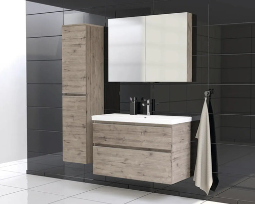 Kúpeľňa s umývadlovou skrinkou, zrkadlovou skrinkou a vysokou skrinkou vo vzhľade dreva