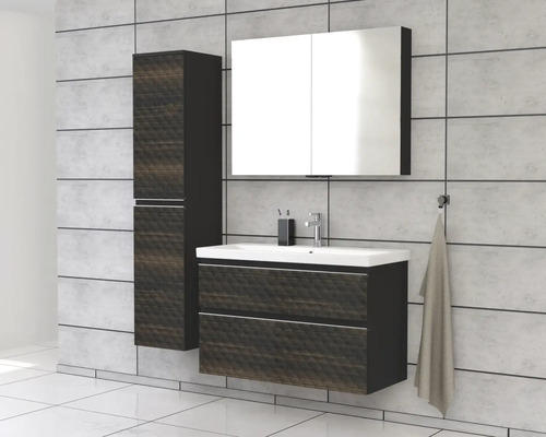 Kúpeľňa s umývadlom, zrkadlovou skrinkou a vysokou skrinkou