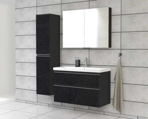 Kúpeľňa s umývadlovou skrinkou, zrkadlovou skrinkou a vysokou skrinkou