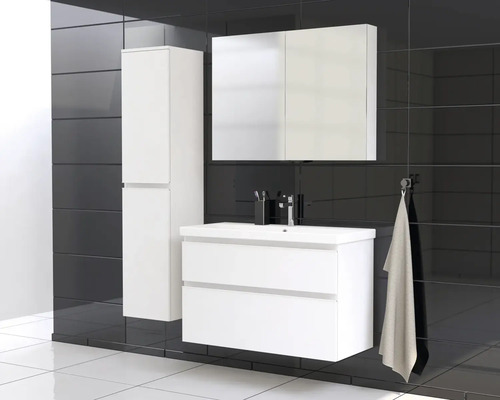 Moderná kúpeľňa s umývadlovou skrinkou, zrkadlovou skrinkou a vysokou skrinkou na pozadí tmavých obkladov