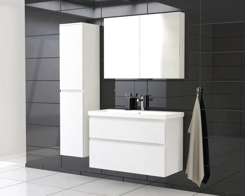 Kúpeľňa s umývadlovou skrinkou, zrkadlovou skrinkou a vysokou skrinkou