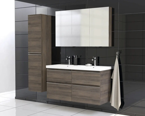 Moderná kúpeľňa s umývadlovou skrinkou, zrkadlovou skrinkou a vysokou skrinkou