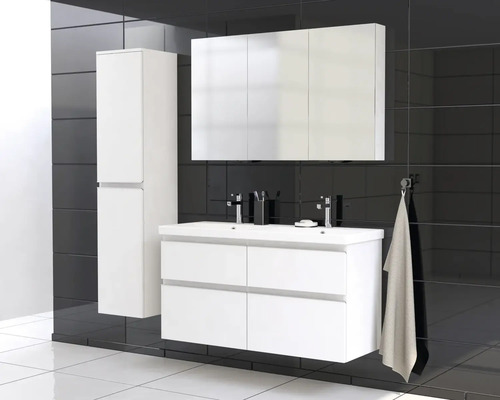 Kúpeľňa s umývadlom, zrkadlovou skrinkou a vysokou skrinkou