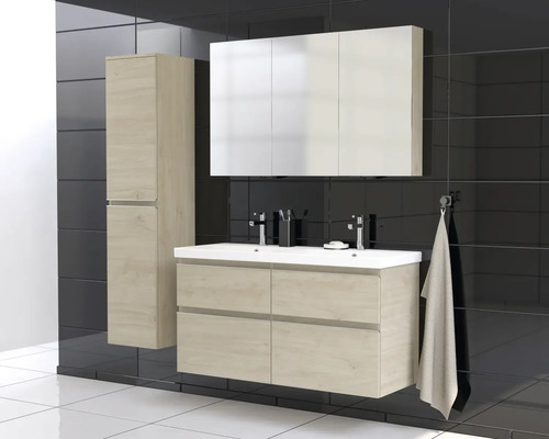 Moderná kúpeľňa s umývadlovou skrinkou, zrkadlovou skrinkou a vysokou skrinkou vo svetlom drevenom dekore.