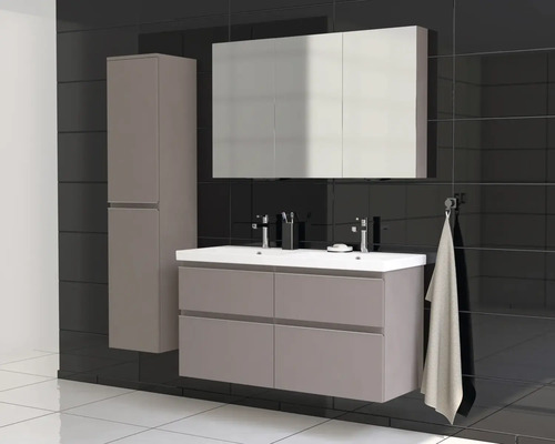 Kúpeľňa s umývadlom, zrkadlovou skrinkou a vysokou skrinkou