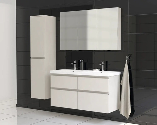 Kúpeľňa s umývadlom, zrkadlovou skrinkou a vysokou skrinkou