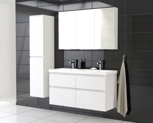 Kúpeľňa s umývadlovou skrinkou, zrkadlovou skrinkou a vysokou skrinkou