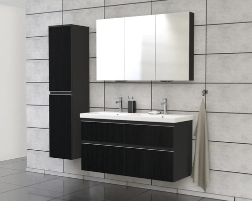 Kúpeľňová súprava s umývadlovou skrinkou, zrkadlovou skrinkou a vysokou skriňou pred obloženou stenou