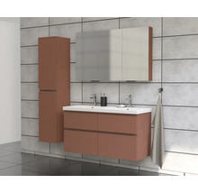 Kúpeľňa s umývadlom, zrkadlovou skrinkou a vysokou skriňou