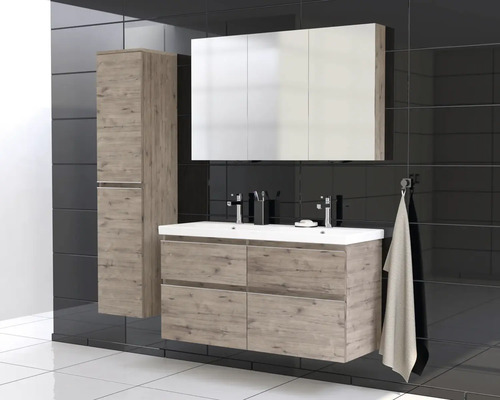 Kúpeľňa s umývadlovou skrinkou, zrkadlovou skrinkou a vysokou skrinkou