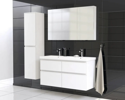 Kúpeľňa s umývadlom, zrkadlovou skrinkou a vysokou skrinkou