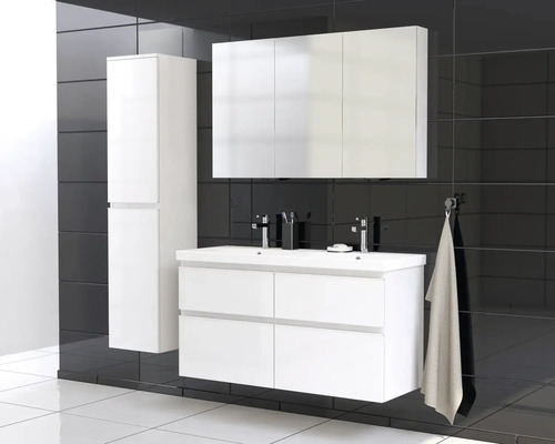 Kúpeľňa s bielou skrinkou pod umývadlo, zrkadlovou skrinkou a vysokou skrinkou pred čiernymi dlaždicami